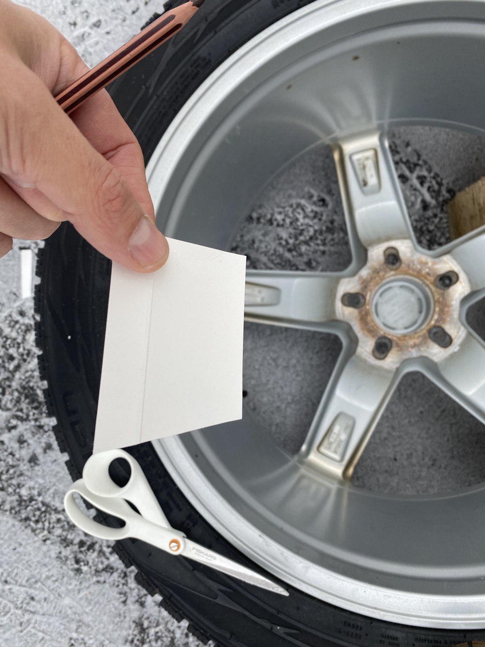 Välikappaleen valmistelu vanteen keskireiän mittaamiseen